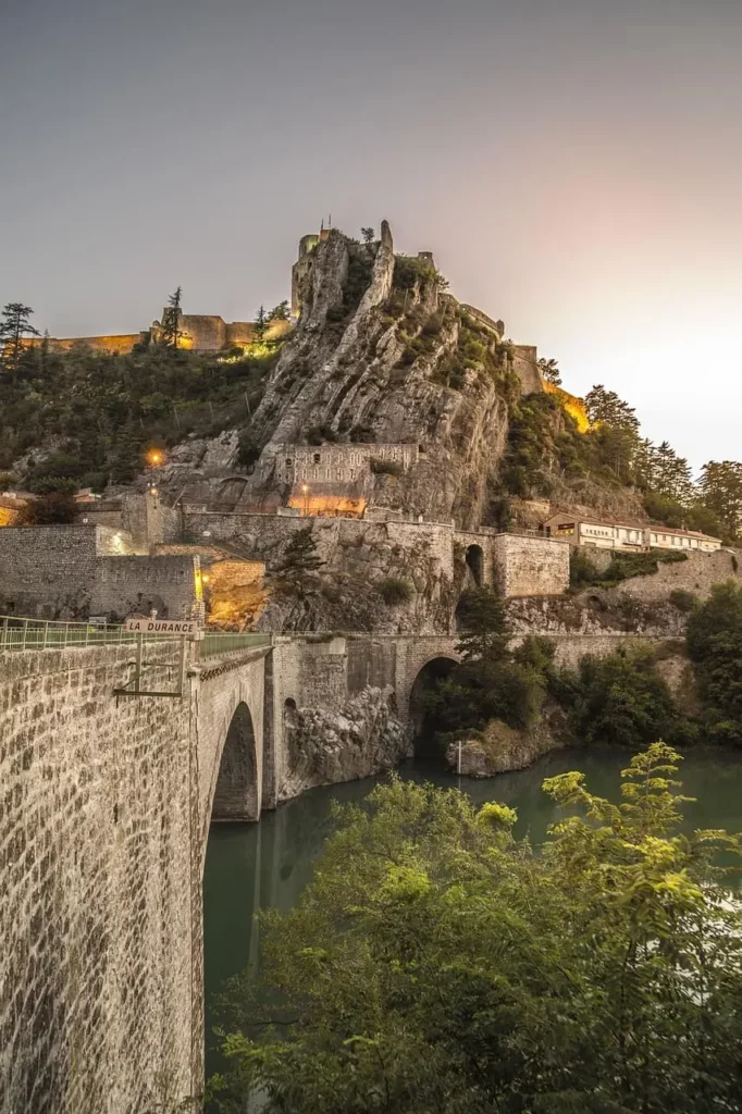 photo de Sisteron sa citadelle sur son rochet
