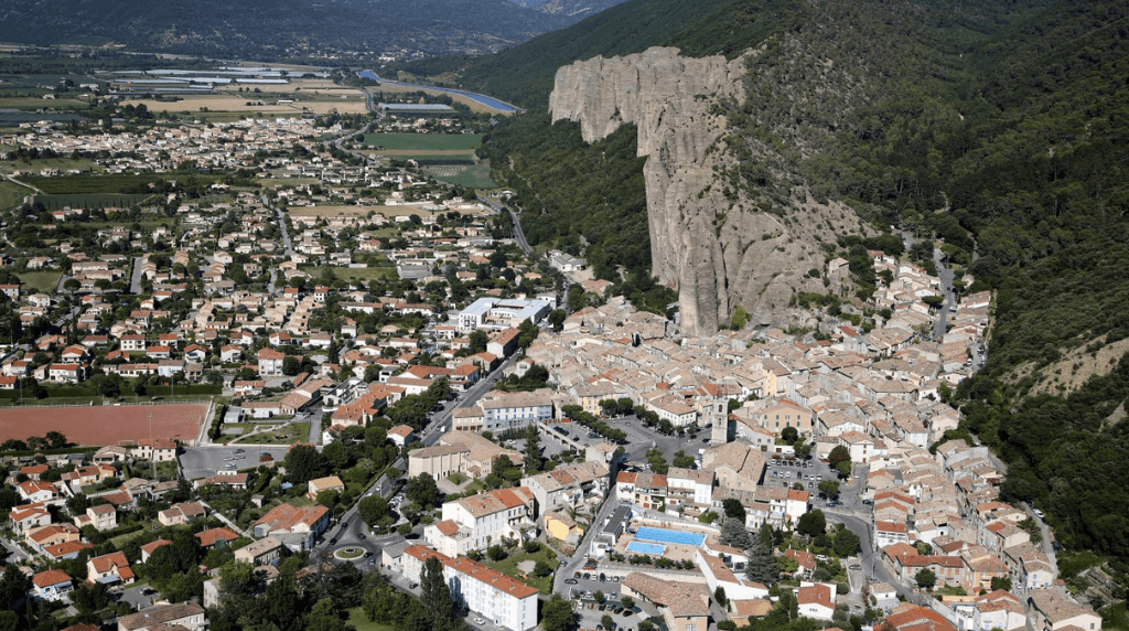 Pourquoi confier votre location saisonnière aux Mées à une conciergerie locale ?