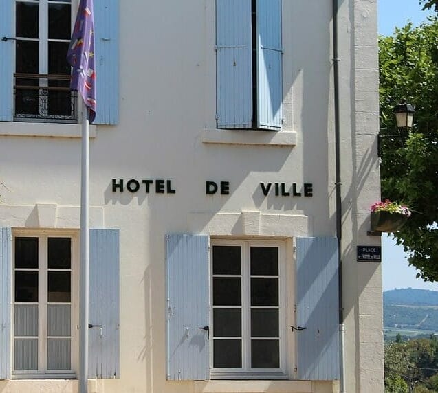Vue de Peyruis pour illustrer la gestion d’une location saisonnière locale